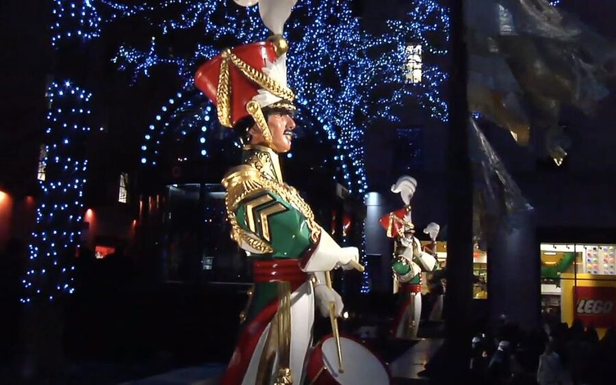 From Manhattan: Dyker Heights Lights & Skyline Tour - Why Dyker Heights feels different from ordinary Christmas lights