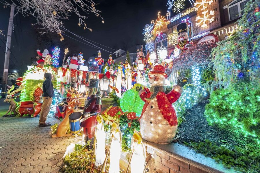From Manhattan: Dyker Heights Lights & Skyline Tour - The Brooklyn Bridge Park skyline stop