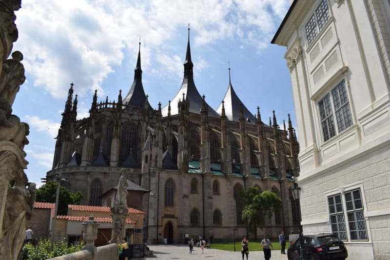 From Prague: Half-Day Coach Tour to Kutná Hora - How the guide shapes the day