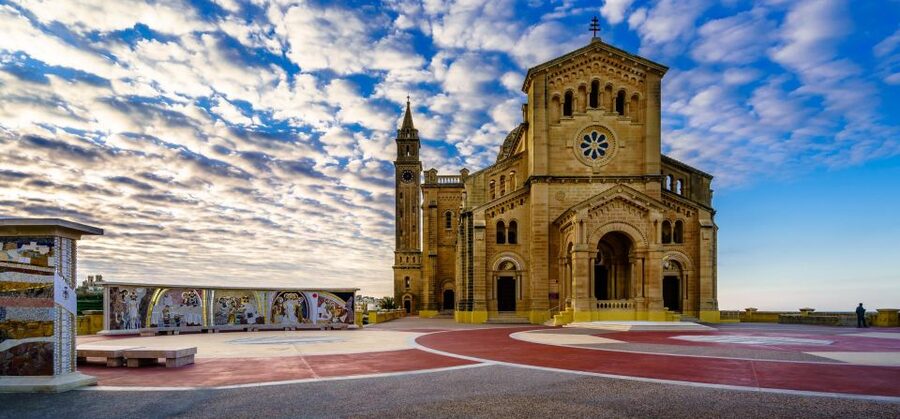 From Sliema: Gozo, Comino & The Blue Lagoon Boat & Bus Tour - Comino Caves on the return