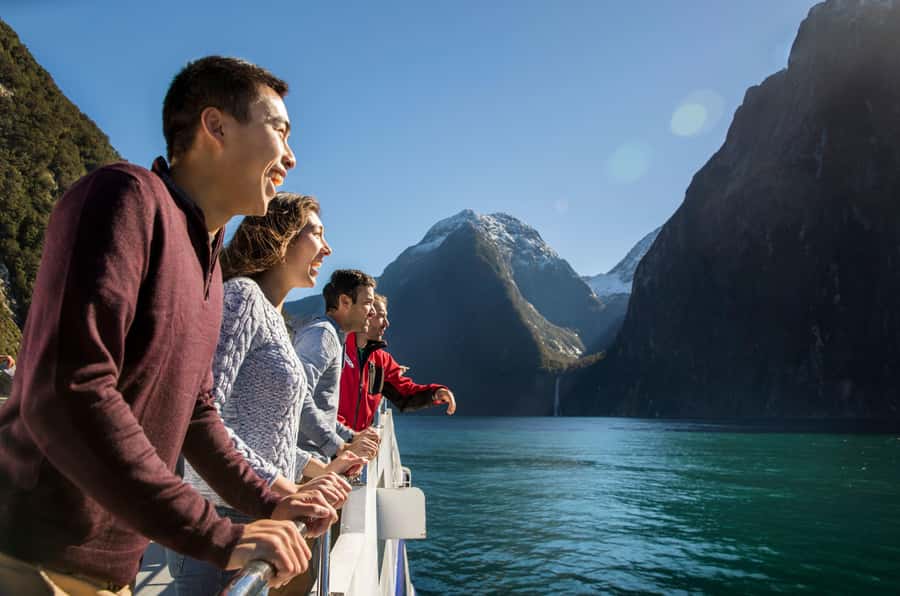 From Te Anau: Milford Sound Premium Bus Tour and Cruise - Lunch choices and onboard comfort