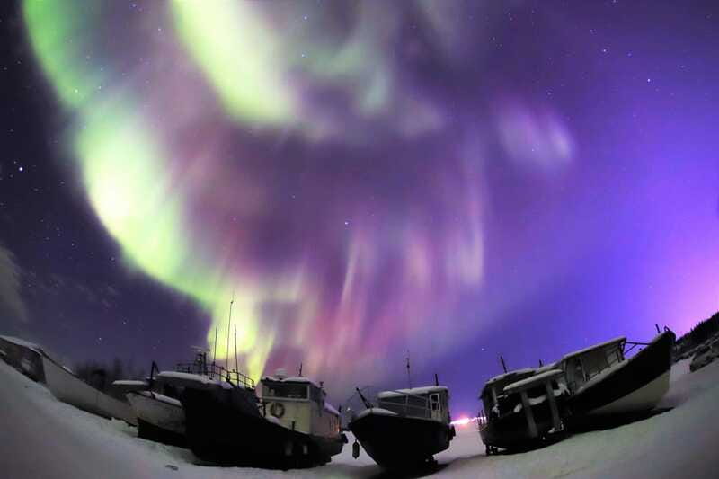 From Yellowknife: Northern Lights Bus Tour with Photos - Guides, commentary, and the human side of the night