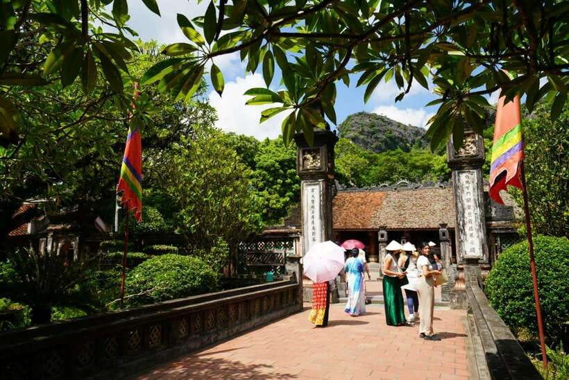 Full Day Hoa Lu - Tam Coc - Mua Cave/Buffet/Tour Guide/Bus - Mua Cave and the 500-step climb