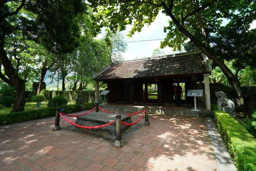 Full Day Hoa Lu - Tam Coc - Mua Cave/Buffet/Tour Guide/Bus - What the guide and transport add