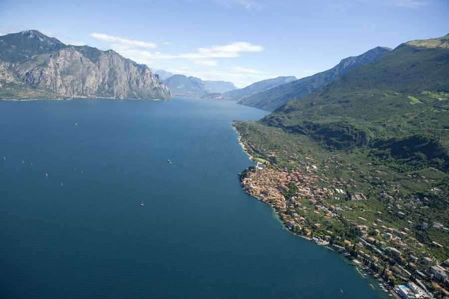 Full-Day Lake Garda Tour: Bus & Public Boat with Guide - Guides, languages, and group support