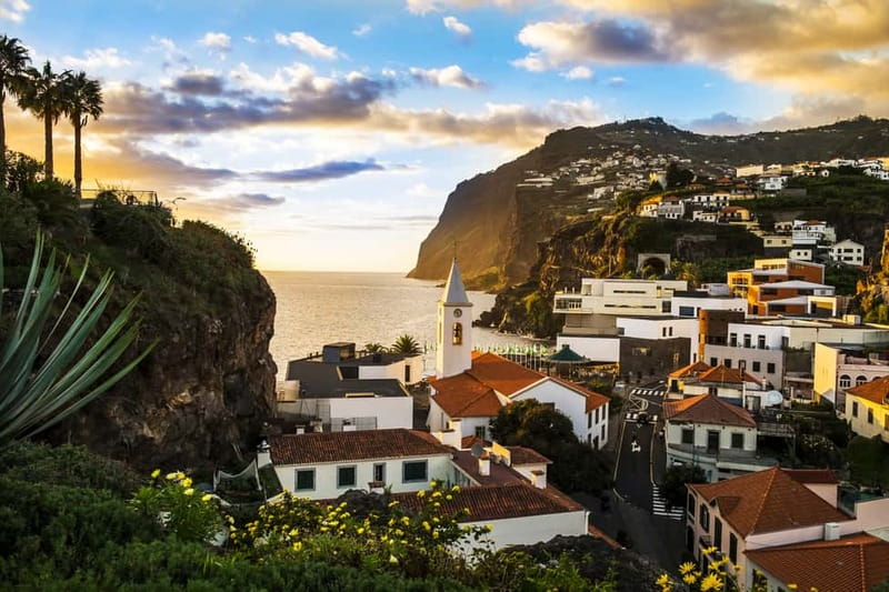 Funchal:Hop-on Hop-off Bus & Whale & Dolphin boat Excursion - The catamaran puts the coast in proper scale