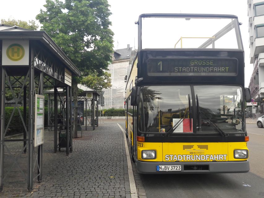 Fürth: City Sightseeing Bus Tour - Henry Kissinger and Ludwig Erhard in the city center