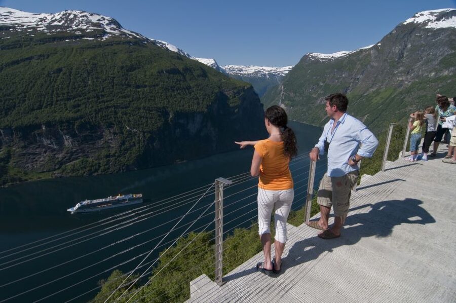 Geiranger: Bus Tour with Multilingual Audio Guide - Why the view from above changes Geiranger