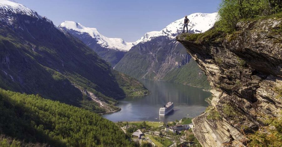 Geiranger: Bus Tour with Multilingual Audio Guide - Flydalsjuvet: a first look at the fjord