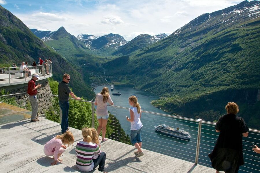 Geiranger: Bus Tour with Multilingual Audio Guide - Through Geiranger and up the Eagle Road