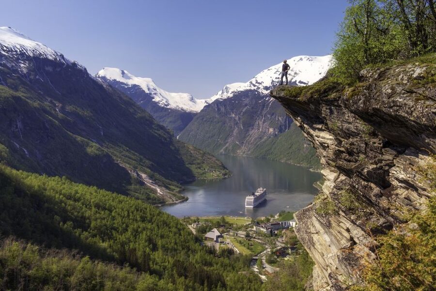 Geiranger: Bus Tour with Multilingual Audio Guide - Meeting the bus beside Geiranger’s pier