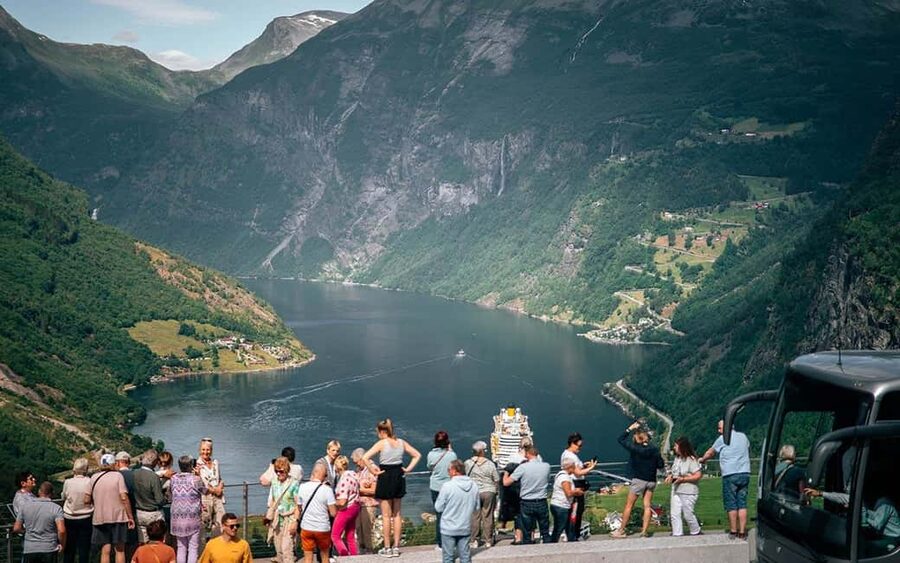 Geiranger: Panorama Bus Tours 1,5/2hr (Highlights viewpoint) - Flydalsjuvet, the essential first stop