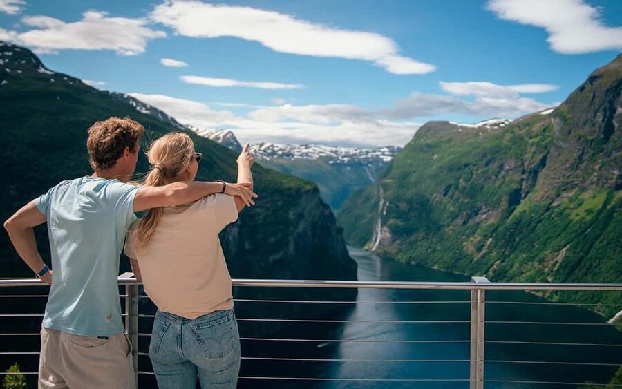 Geiranger: Panorama Bus Tours 1,5/2hr (Highlights viewpoint) - The 1.5-hour route and Eaglebend