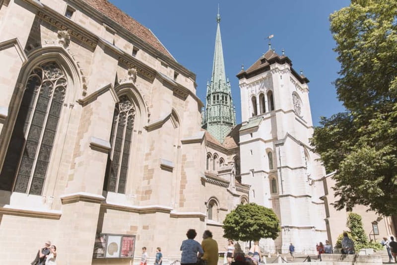 Geneva: Hop-on Hop-Off Bus & Scenic Mini-Train Tour - Follow the lake to Geneva’s parks and residences