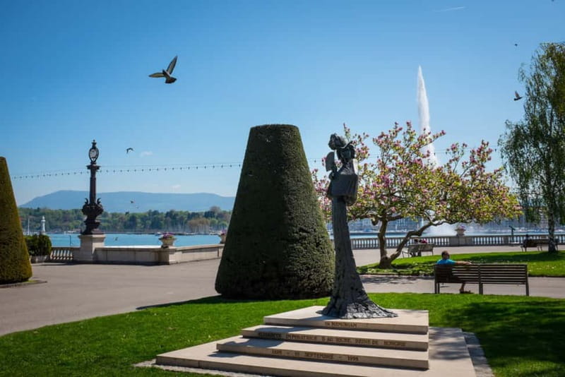 Geneva: Hop-on Hop-Off Bus & Scenic Mini-Train Tour - Take the open-top bus through the International District