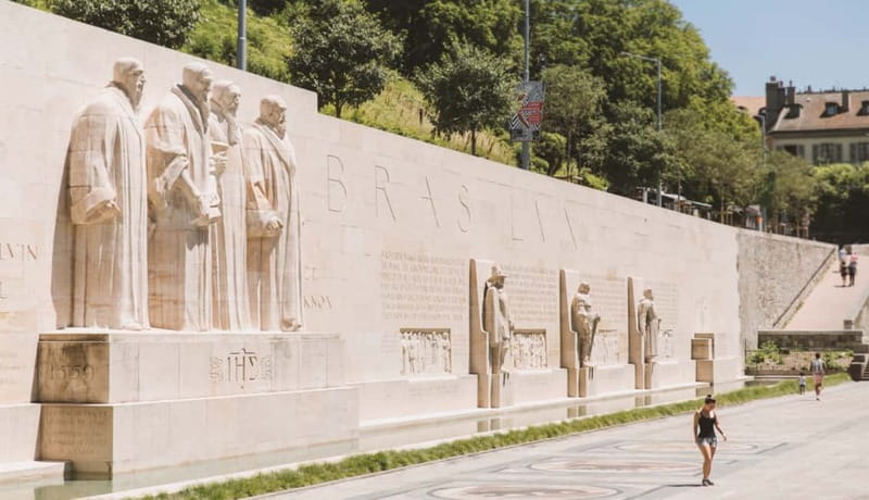 Geneva: Hop-on Hop-Off Bus & Scenic Mini-Train Tour - Start in the Old Town at Place des Bergues