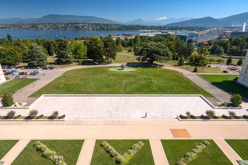 Geneva: Open-Top Sightseeing Bus Tour - Along Geneva’s lakefront to the Jet d’Eau