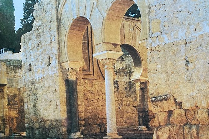 Guided tour of Medina Azahara in Spanish with Bus. Official Guides - The museum and interpretation center