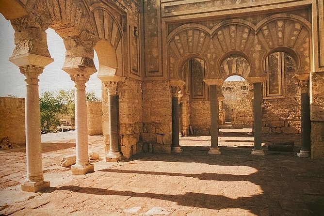 Guided tour of Medina Azahara in Spanish with Bus. Official Guides - Finishing with virtual reality