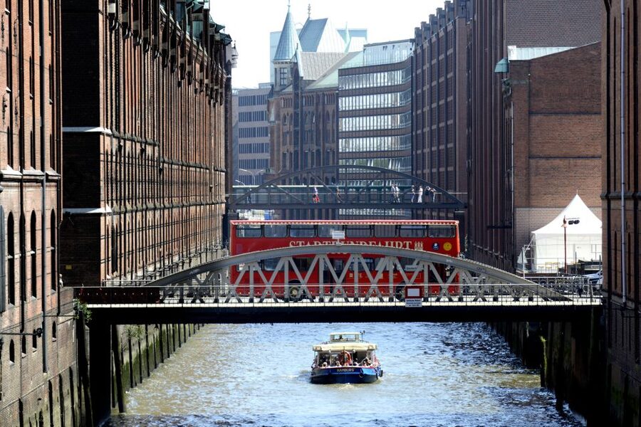 Hamburg Discovery: Bus Tour with Harbor & Alster Lake Cruise - Riding Line A from Central Station to St. Pauli