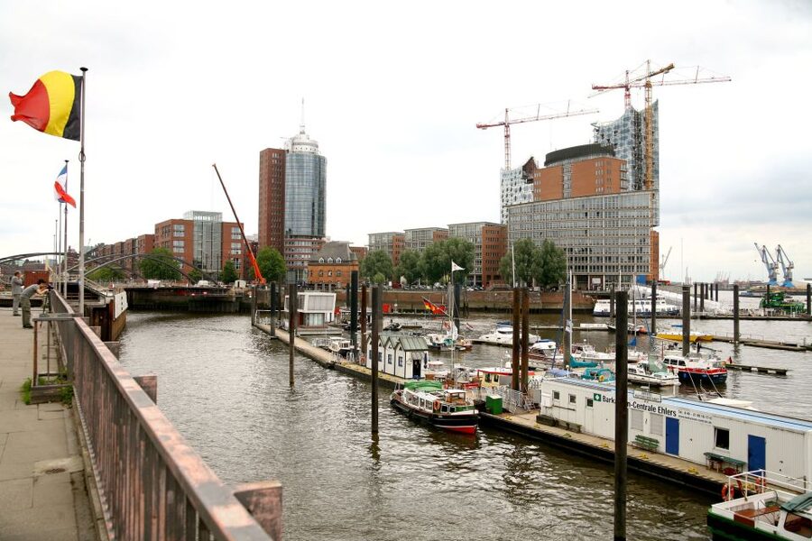 Hamburg: Hop-On Hop-Off Bus City Tour - Line F - The Alster stops and a slower finish