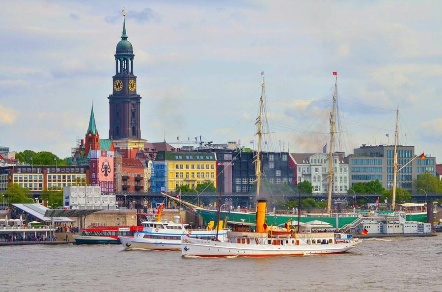 Hamburg: Hop on Hop off city tour and 1 hour harbor tour - Why Hamburg makes sense from a bus and boat