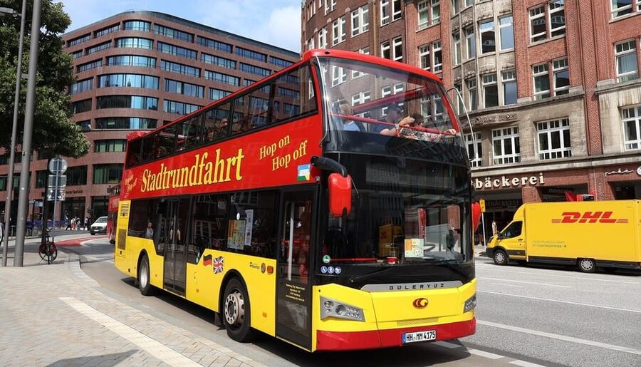 Hamburg: Hop-On/ Hop-Off Tour Classic Line Familienticket - Rathaus and the central city