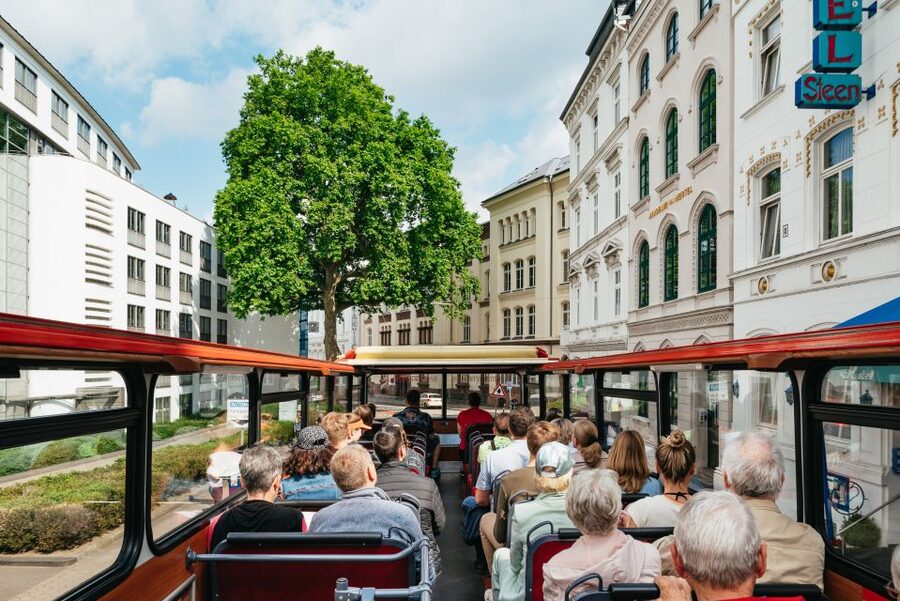 Hamburg: Line A Sightseeing Hop-On Hop-Off Bus Tour - Alster Lakes and the elegant streets near Harvestehude