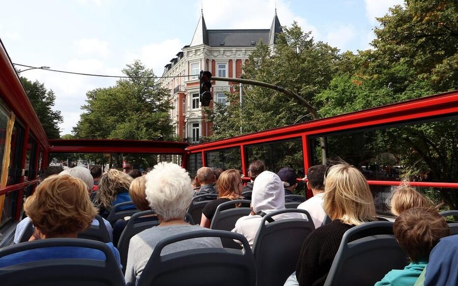 Hamburg: Line C Sightseeing Hop-On Hop-Off Bus Tour - Alster Lakes and Jungfernstieg