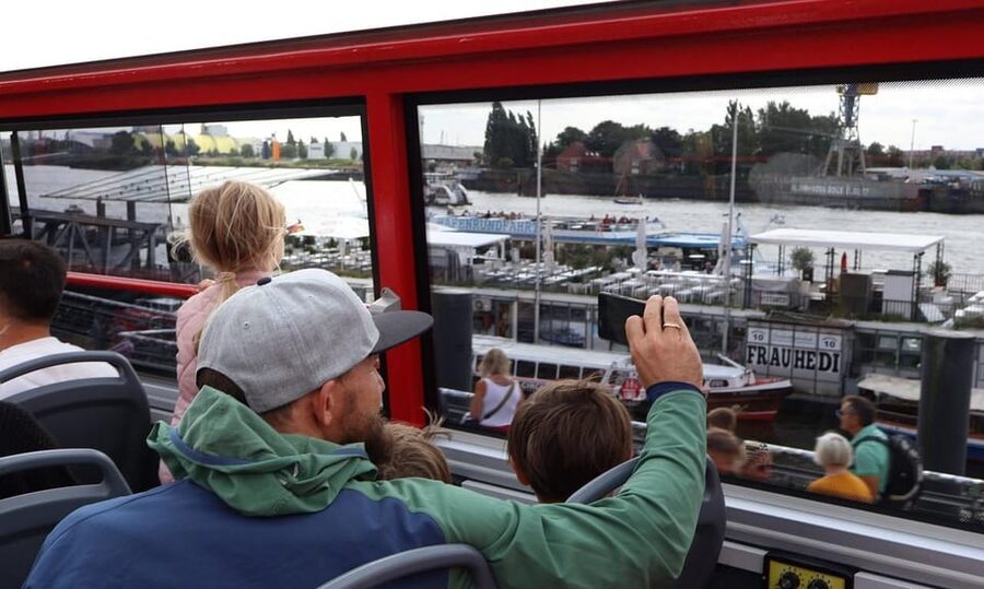 Hamburg: Line C Sightseeing Hop-On Hop-Off Bus Tour - Rathaus and Hamburg’s civic center