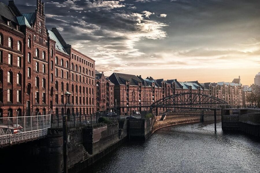 Hamburg : Line G Hop-On Hop-Off Sightseeing Tour - Start at Landungsbrücken and read the harbor
