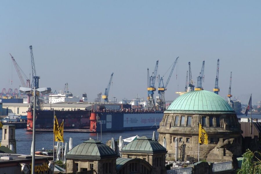 Hamburg: Private 2-Hour Guided Tour in Your Own Bus - A fast introduction to Hamburg’s many faces