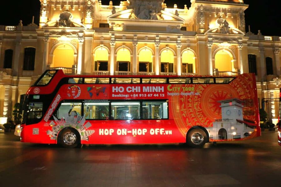 Ho Chi Minh City: Late-Night Open-Top Bus Tour - Finding the bus between Lê Lợi and Nguyễn Huệ