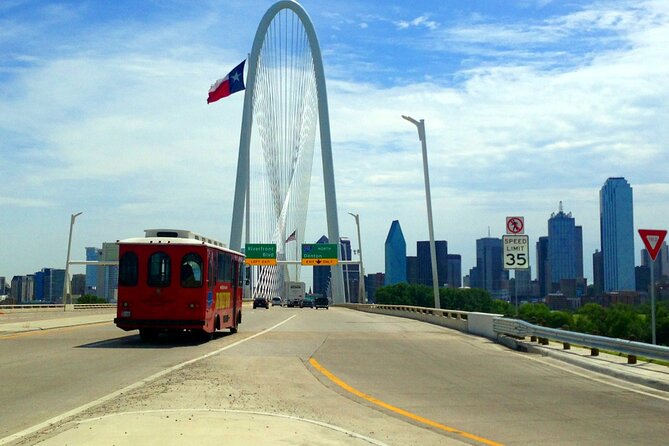 Hop On Hop Off Dallas Tour - The live guide is the heart of the experience
