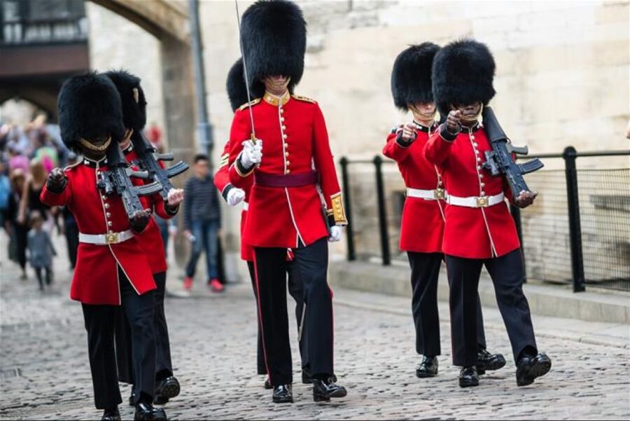 Hop on Hop off London Bus Tour & Tower of London - Buckingham Palace and Westminster