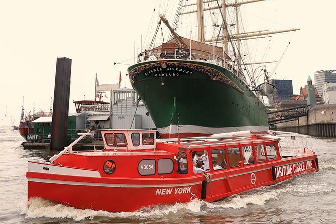 Hop-on hop-off on the water with the Maritime Circle Line in Hamburg - Hafenmuseum and the old port machinery