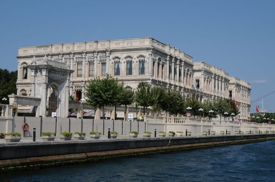 Istanbul: Bosphorus Cruise and Golden Horn Bus Tour - How the guide and group setup affect the day