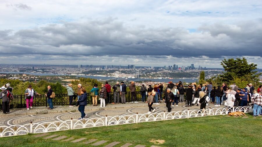 Istanbul: City Hightlights Bus Tour and Bosphorus Cruise - Beylerbeyi Palace beside the Bosphorus