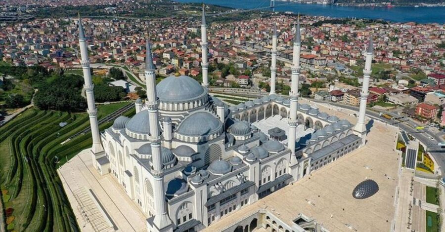 Istanbul: Europe and Asia Tour By Bus And Bosphorus Cruise - Balat: colorful streets and a different side of the city