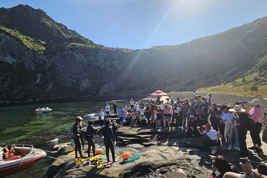 Jeju Island: Full-Day East Jeju Bus Tour with Entry Fees - Meeting Jeju’s haenyeo