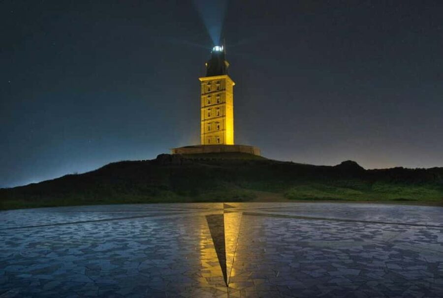 La Coruna: Sightseeing Bus Tour for Cruisers - Beaches, museums, and the octopus sculpture