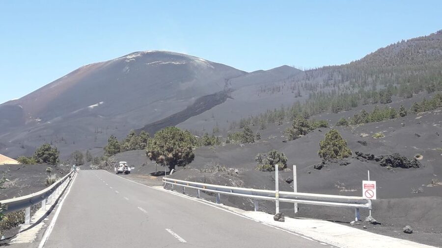 La Palma: San Antonio and Teneguia Volcanos Tour by 4x4 Bus - Why this volcanic tour is different from a normal island drive
