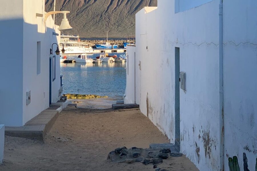 Lanzarote: Return Ferry to La Graciosa with Bus Pickup - A quiet island day north of Lanzarote