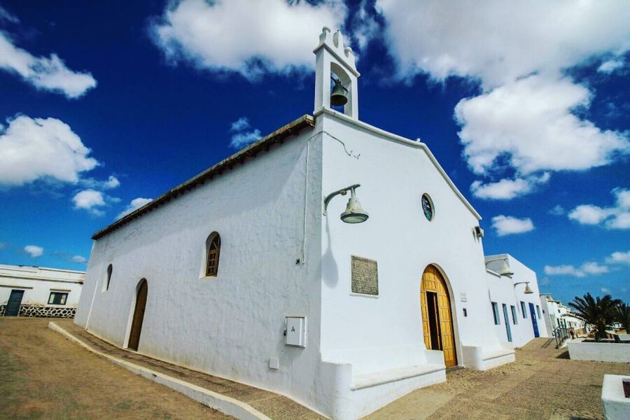Lanzarote: Return Ferry to La Graciosa with Bus Pickup - Beaches, walking, and the marine reserve
