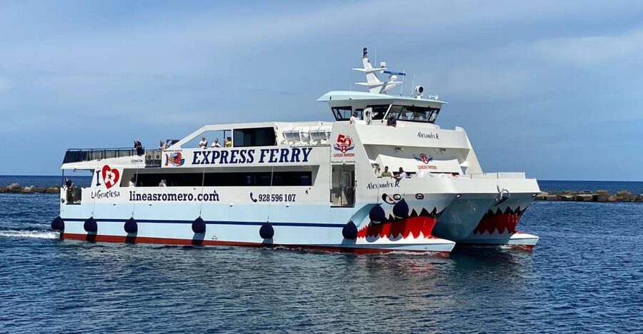Lanzarote: Return Ferry to La Graciosa with Bus Pickup - The 30-minute crossing to La Graciosa