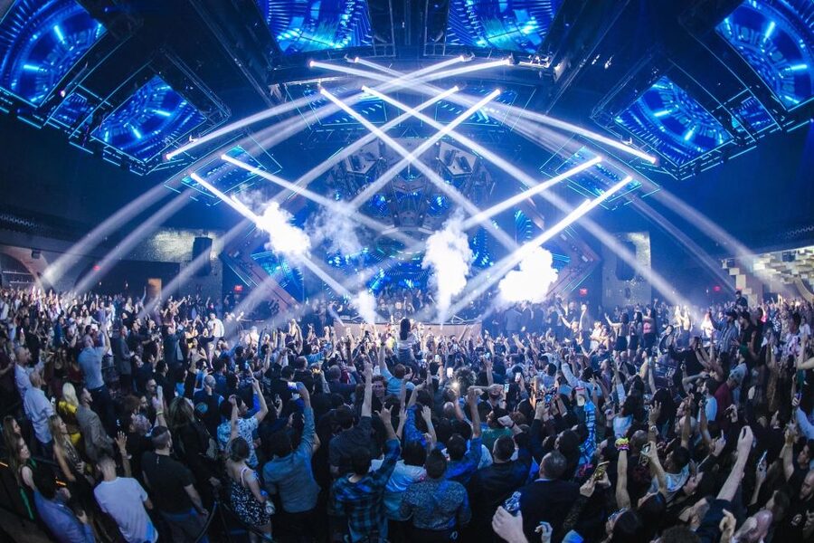 Las Vegas: Club Crawl by Party Bus w/ Free Drinks - Meeting the Host and Starting at the First Hotel
