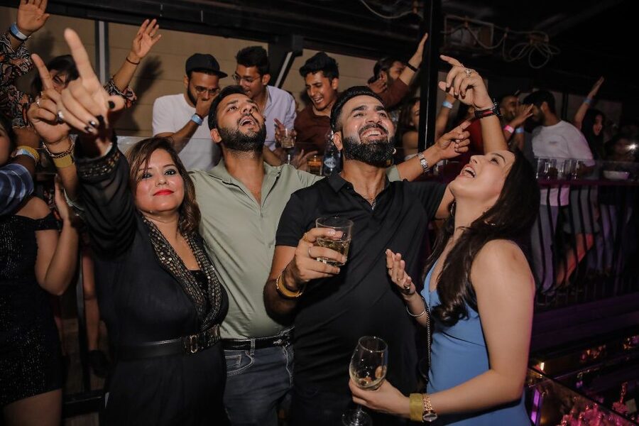 Las Vegas: Club Crawl by Party Bus w/ Free Drinks - Timing the Night and Planning Your Exit