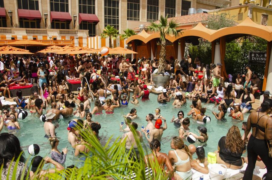 Las Vegas: Party Bus Day Club Tour with Drinks & Club Entry - A Fast Track Into Las Vegas Pool Parties
