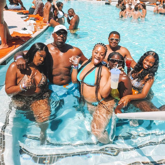 Las Vegas: Pool Crawl with Free Drinks on the Party Bus - The first 80-minute club stop