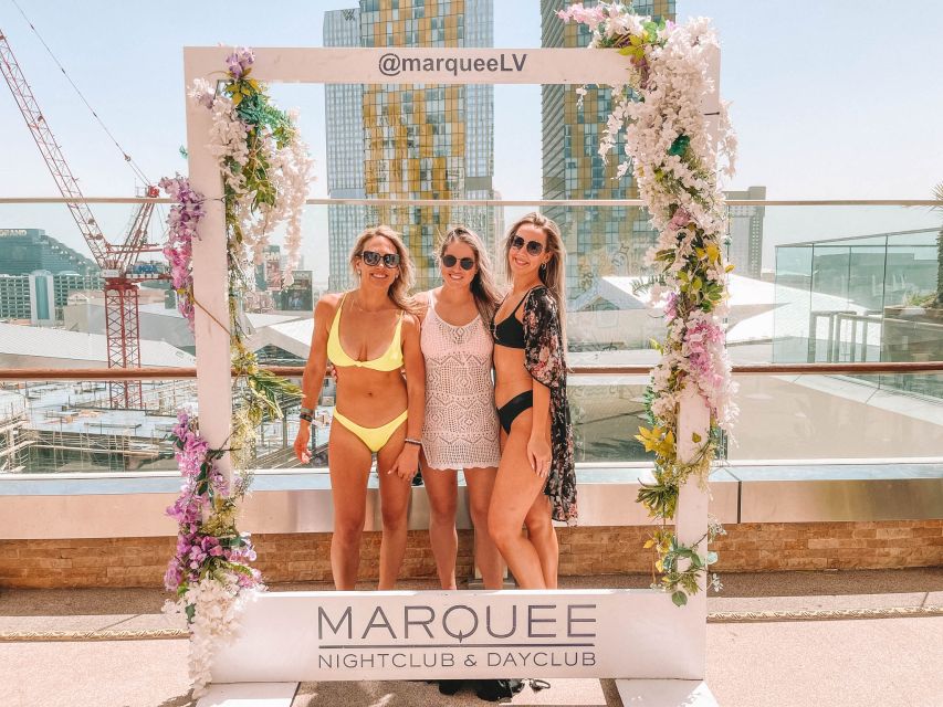 Las Vegas: Pool Crawl with Free Drinks on the Party Bus - Checking in at the first Strip venue